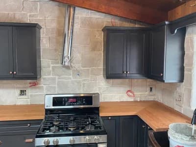 Kitchen stone backsplash feature